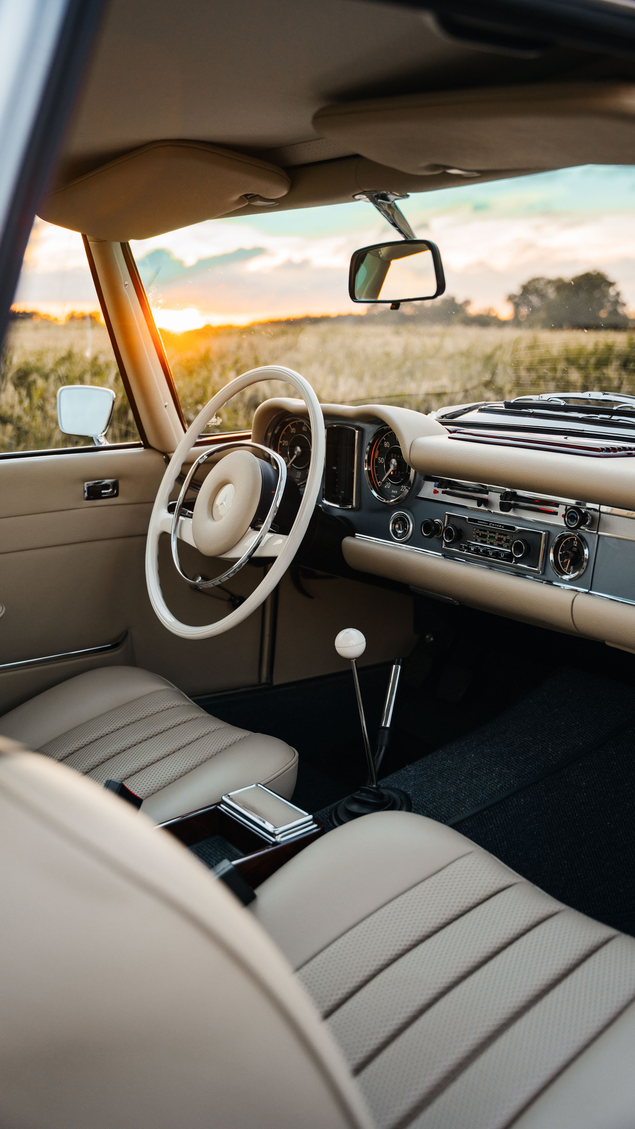 Mercedes-Benz 280 SL for sale A classy and gorgeous color combination – Blue gray metallic Mercedes-Benz 280 SL Pagoda for sale! 